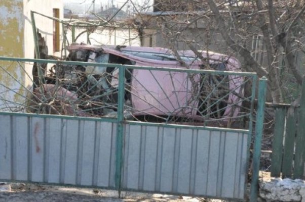 Ce riscă şoferul care s-a izbit cu Mercedesul roz într-un gard şi un magazin